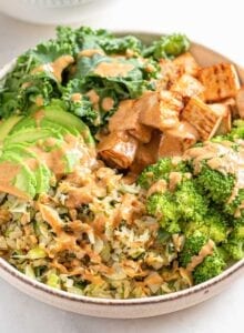 Salad with tofu, cabbage, kale, broccoli, avocado and sauce.